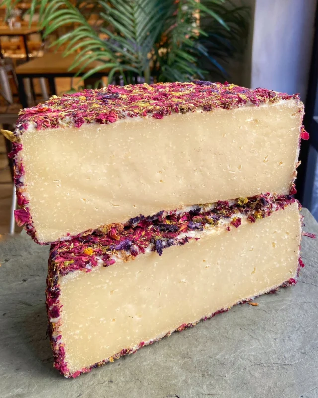 Cerro del Ángel Manteca Floral, de sabor muy limpio y equilibrado, destaca una acidez suave y unas notas dulces abizcochadas.
Regusto final muy elegante y con recuerdos a frutos secos crudos (almendra) y siempre de fondo el olor floral de las hierbas.

@quesosvilladharo es una empresa de tipo familiar que dispone de un rebaño de 10.000 ovejas manchegas en Villaescusa de Haro, provincia de Cuenca. Muy involucrados en la selección genética y la alimentación natural de los animales con hierbas aromáticas y un pienso natural que elaboran ellos mismos.

Su leche es limpia, aromática y con recuerdos a almendra dulce lo que se traduce en unos quesos muy equilibrados, limpios y elegantes en boca. Su queso floral es un espectáculo para los sentidos, toda una gama cromática que aportan las hierbas y le dan ese colorido especial.

Lo encontrareis en QAVA y en nuestra tienda online en la sección de #quesosdeoveja 
Disponible para envíos a península y baleares

#quesooveja #sheep #sheep #saycheese #cheeseboard #wineandcheese #cheesetart #cheeselovers #cheeseplate #quesosespañoles #quesosgourmet #cheeseboards #tastingtable #tastingcheese #tastings #quesosafinados #quesosadomicilio #regalosconquesos