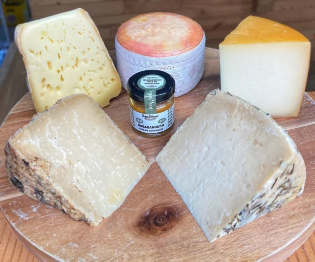 Selección 👉🏻 “Quesos en Familia” Tradición y #sabor 🧀 Una variedad de quesos que combinan texturas para degustar en el punto óptimo de consumo. ¿Encuentras tu favorito? Perfecto para #reuniones, #celebraciones o cualquier ocasión en la que compartir sea la clave. incluye 5 quesos

🧀 Marianne (apróx 250 gr.) @cortesdemuar 
🧀 Cerrón Añejo (apóx. 250gr.) @quesos_cerron 
🧀 Mini Torta Cremositos (pieza 450 gr.) @cremositos 
🧀 Idiazabal Ahumado (apróx. 250 gr.) @lalezegaztak 
🧀 Payoyo curado en Romero (apróx. 250 gr.) @quesopayoyo 
Paté de berenjenas

Envíos a península y Baleares #quesosartesanales #cheeseboards #cheeselover #quesosgourmet